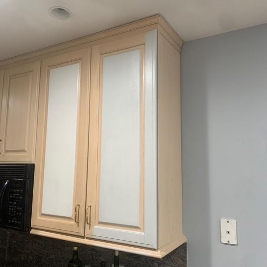 Cabinets with two colors. Sampling process.